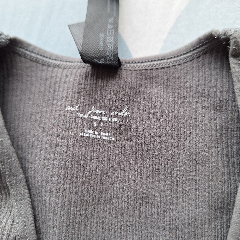 Gray Ribbed V-Neck Cropped Tank Top - Picture 4 of 4